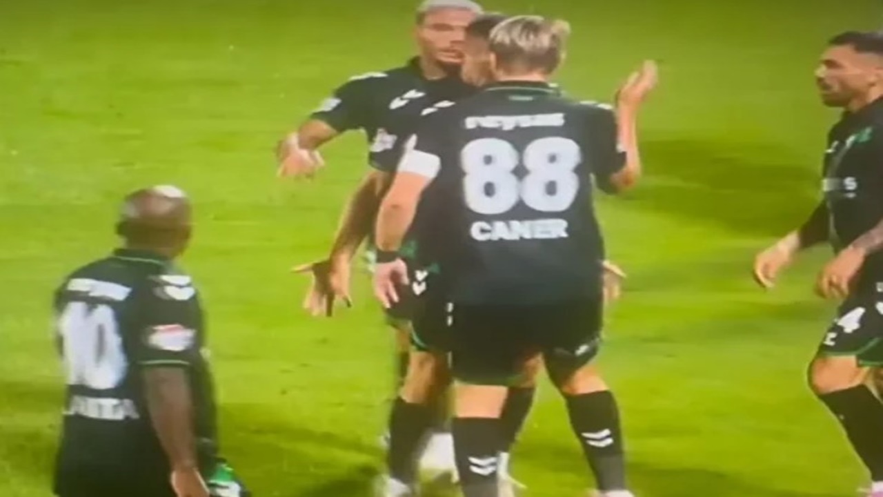 Caner Erkin takım arkadaşını tokatlayınca kırmızı kartla oyundan atıldı