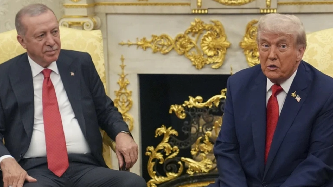 Cumhurbaşkanı Erdoğan ile Trump’ın Beyaz Saray Zirvesinde Sürpriz Detay: Rozet Mesajı mı Verdi?