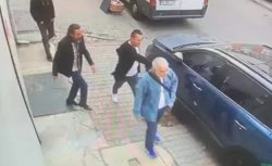 Gaziosmanpaşa’da şok olay! Otomobilin üzerine idrarını yaptı, sahibine saldırdı
