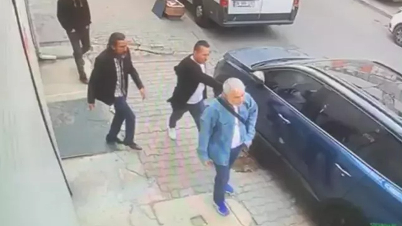 Gaziosmanpaşa’da şok olay! Otomobilin üzerine idrarını yaptı, sahibine saldırdı