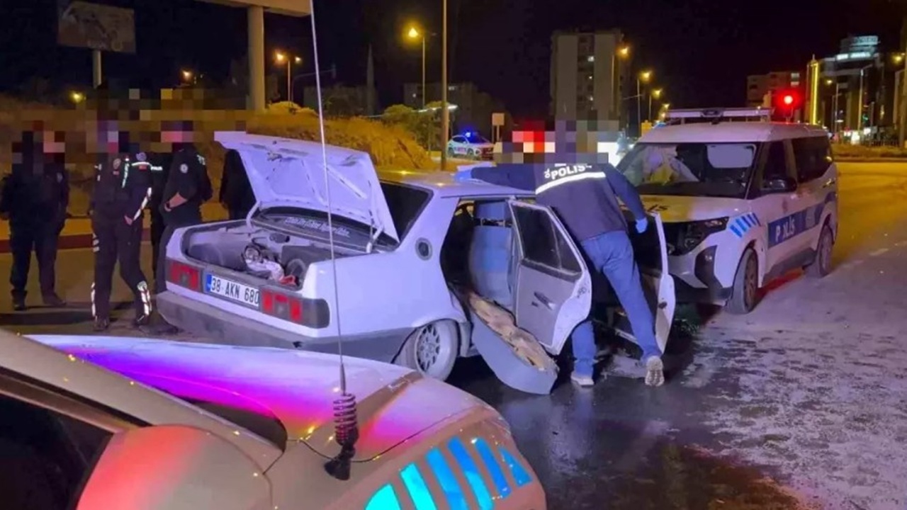 Kayseri’de ‘Dur’ ihtarına uymayan sürücü polis aracına çarptı: 2 polis yaralı
