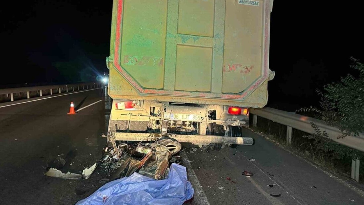 Lastiği patlayan kamyona çarpan motosiklet sürücüsü feci şekilde can verdi