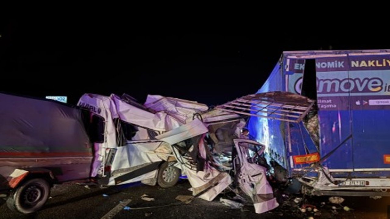 Mersin’de tarım işçilerini taşıyan minibüs TIR’a çarptı: 3 kişi hayatını kaybetti