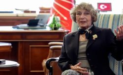 Ayşe Kulin, CHP’ye katıldı: Rozetini Özgür Özel Taktı
