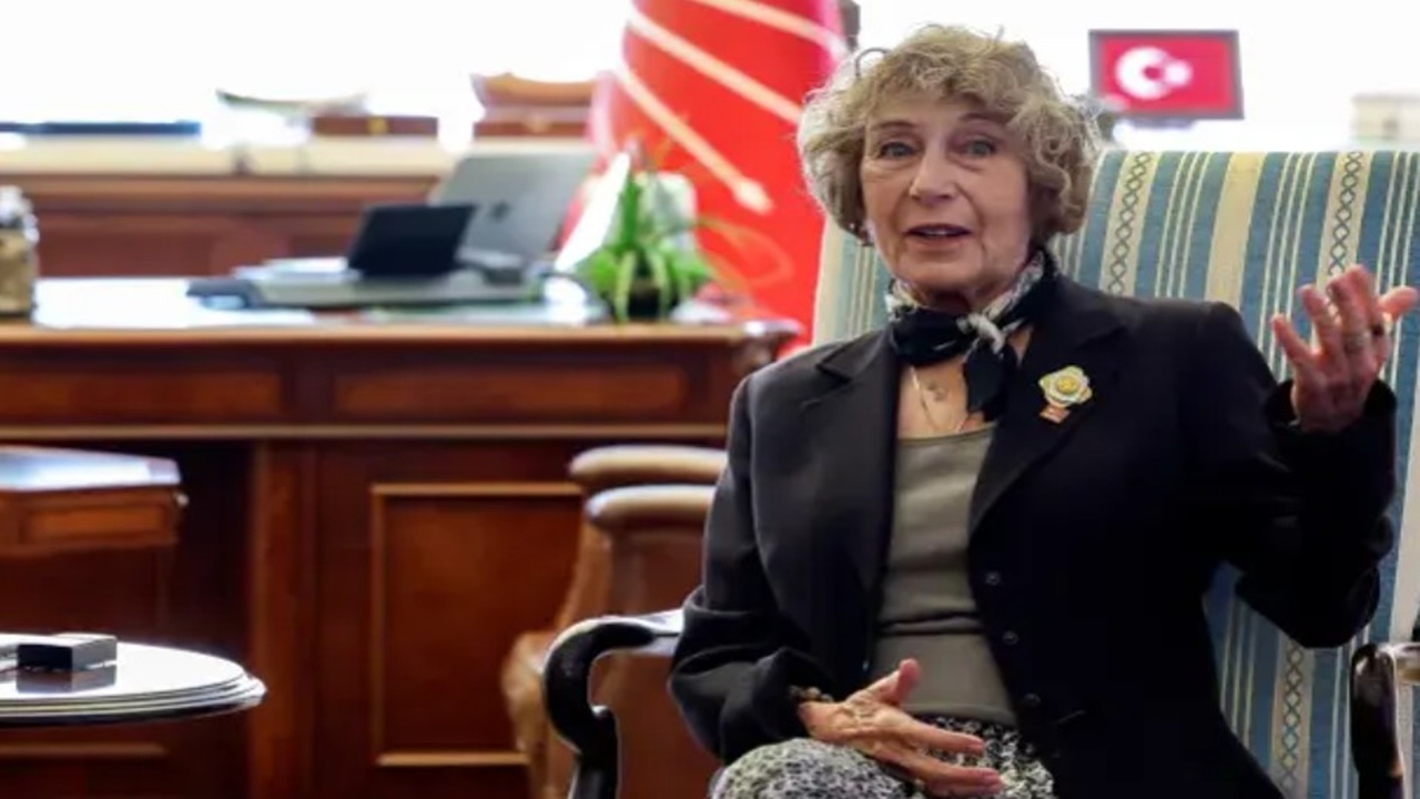 Ayşe Kulin, CHP’ye katıldı: Rozetini Özgür Özel Taktı