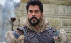 Burak Özçivit’ten “Her şeyini satıyor” iddialarına net yanıt: “Konuşmaya değmez”