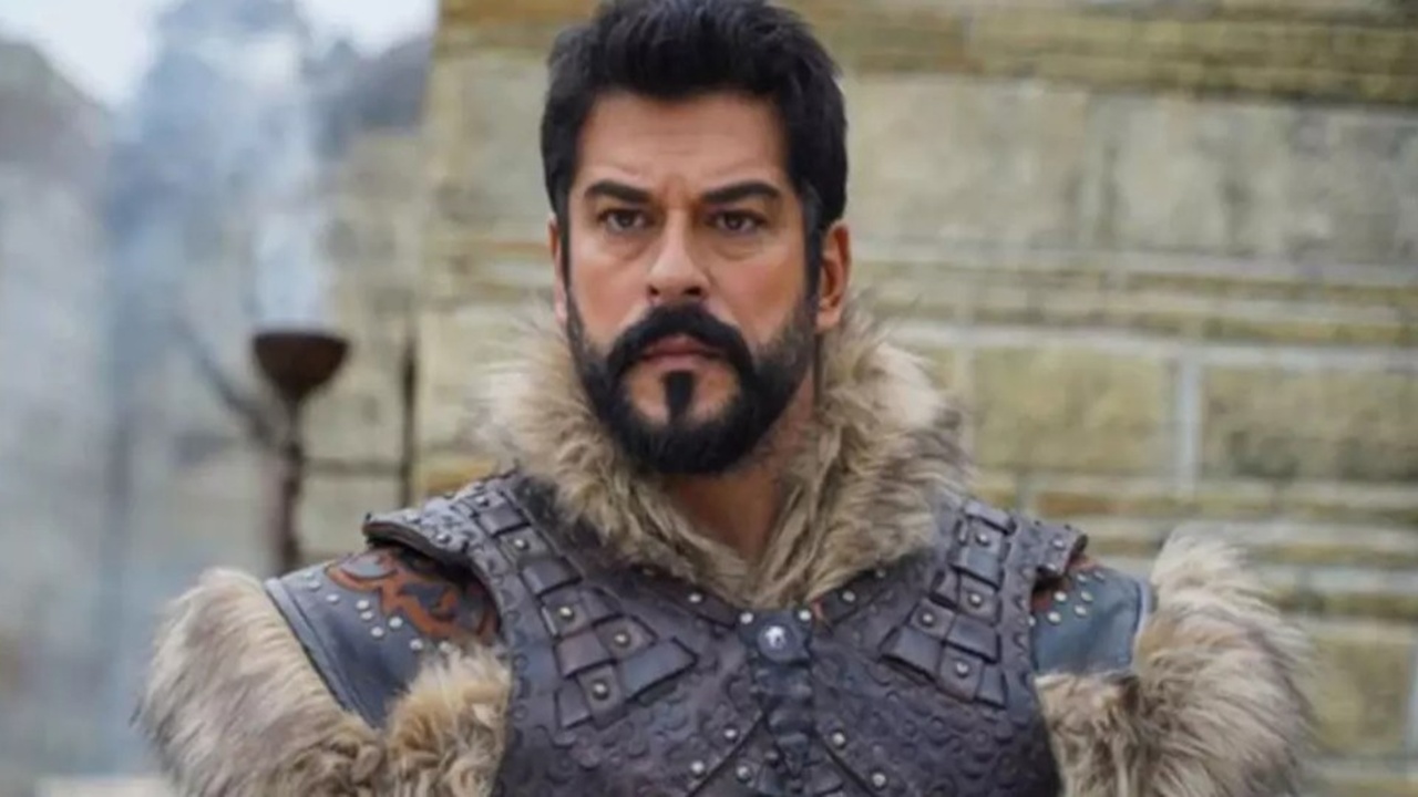 Burak Özçivit’ten “Her şeyini satıyor” iddialarına net yanıt: “Konuşmaya değmez”