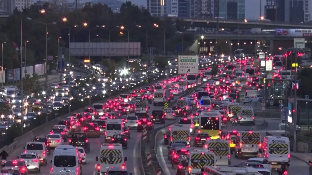 İstanbul’da Trafik Felç: Yoğunluk Yüzde 74’e Çıktı