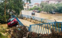 İzmir Foça’da sağanak yağış sonrası su baskınları: Ev ve iş yerleri sular altında