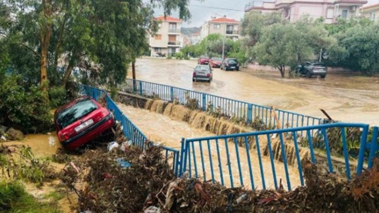 İzmir Foça’da sağanak yağış sonrası su baskınları: Ev ve iş yerleri sular altında
