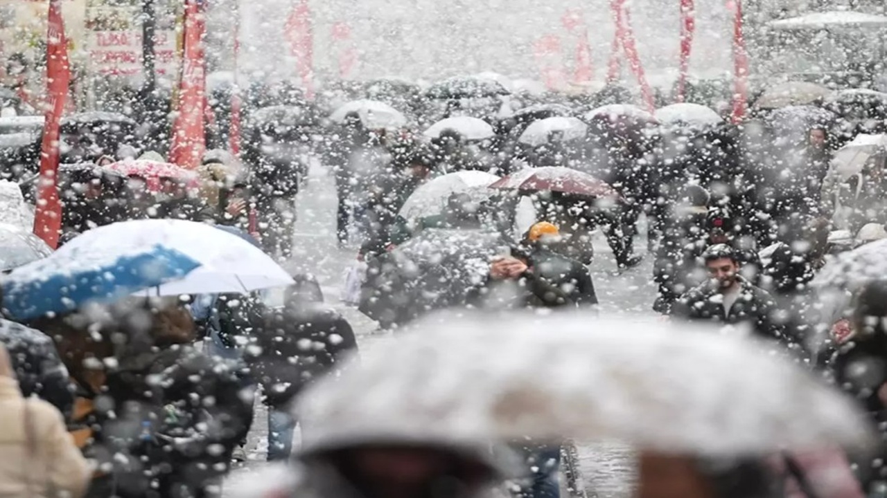Kar yağışı İstanbul’un eşiğine geldi! Meteoroloji’den peş peşe uyarılar