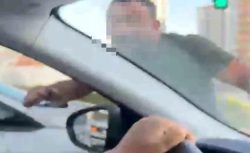 Kayseri’de trafikte kadınlara saldırı! Camları yumrukladı