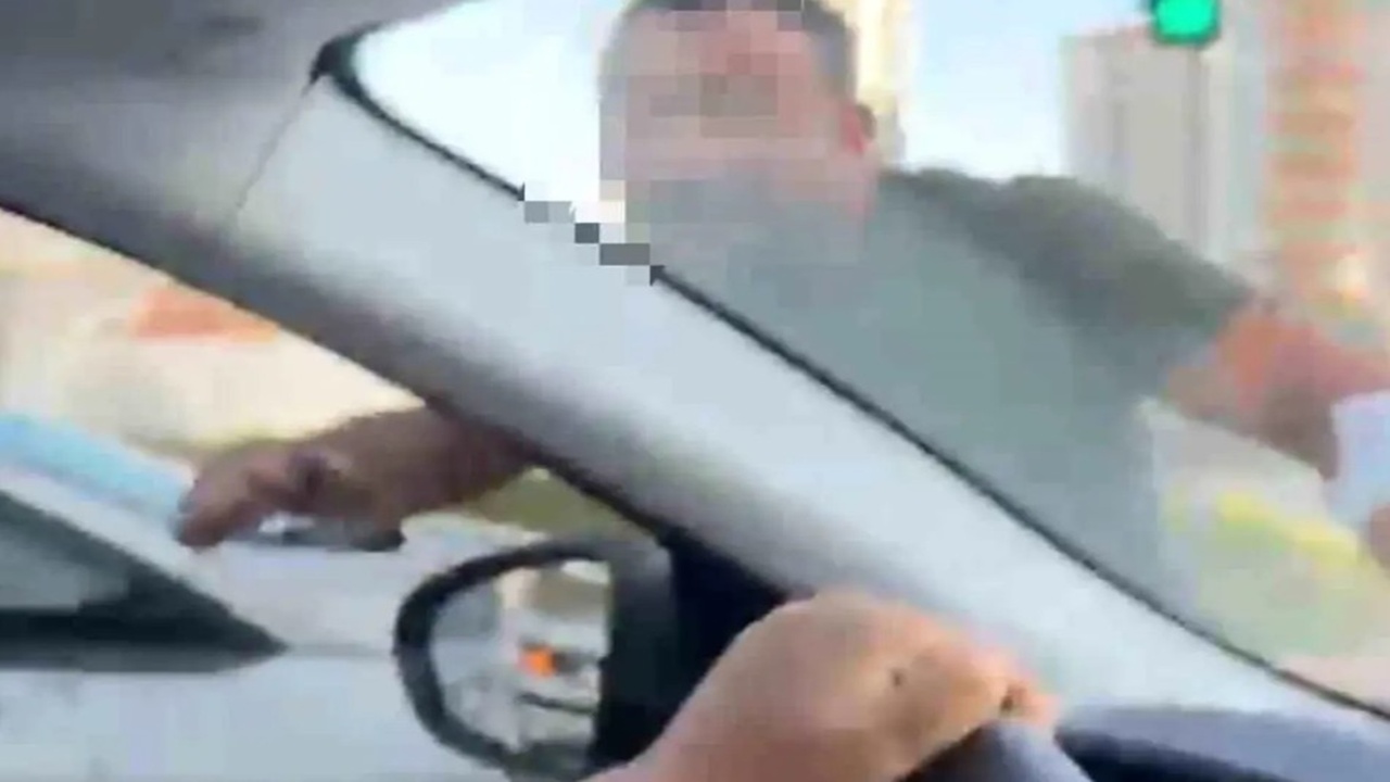 Kayseri’de trafikte kadınlara saldırı! Camları yumrukladı