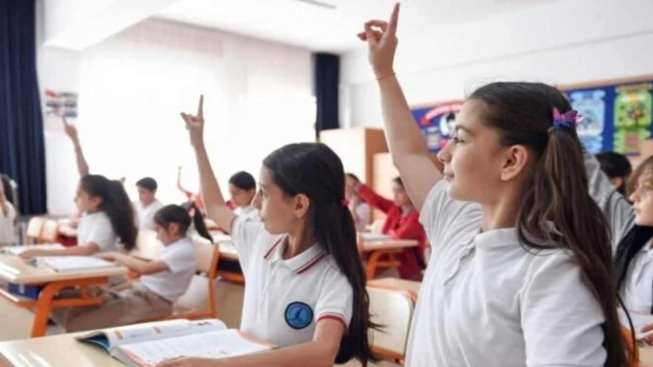 Okullar 9 gün tatil! MEB’den öğrencilere müjde geldi