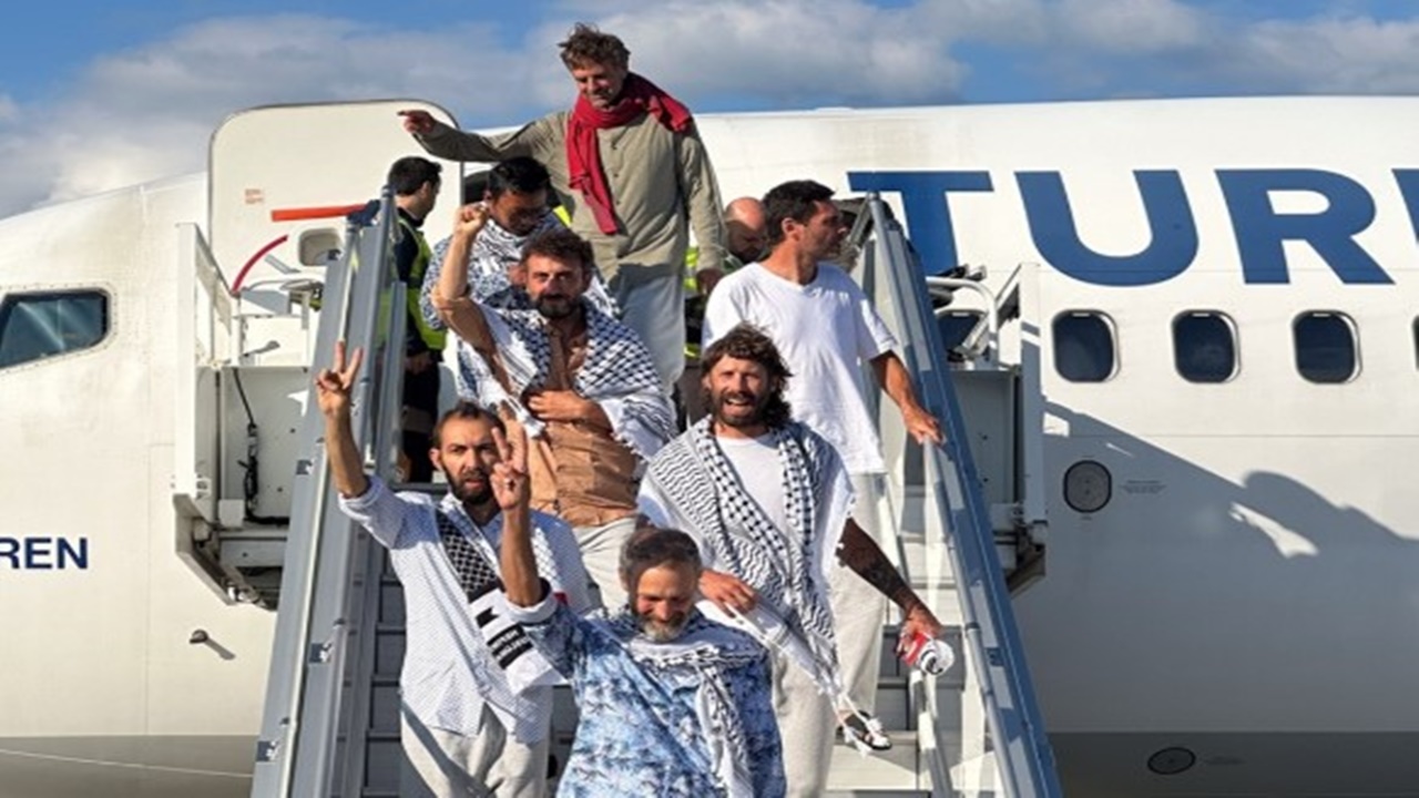 Sumud Filosu’ndaki Türkler vatan toprağına ayak bastı