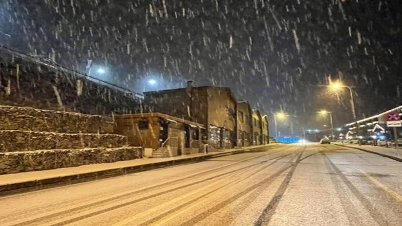 Yılın ilk karı yağdı! Kışı özleyenleri sevindiren manzara